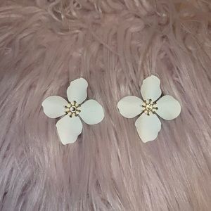 White flower girly groovy earrings 🤍